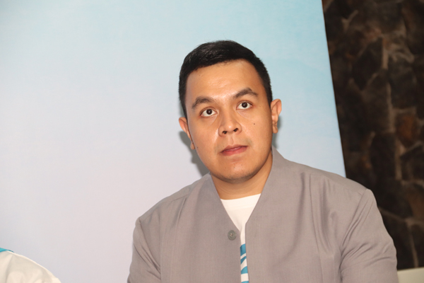 Tulus Memberikan Kalung Satelit GPS  Untuk Memantau Gajah Liar Sumatera