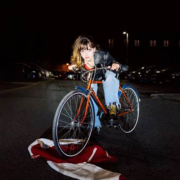 MAISIE PETERS Merilis Single "John Hughes Movie" untuk Album Perdananya