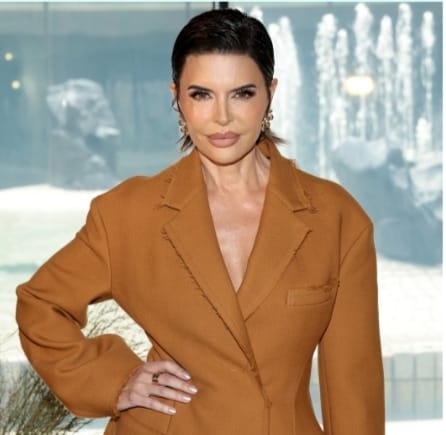 Lisa Rinna Tampil Tanpa Busana dalam Selfie Tahun Baru yang Penuh Keberanian