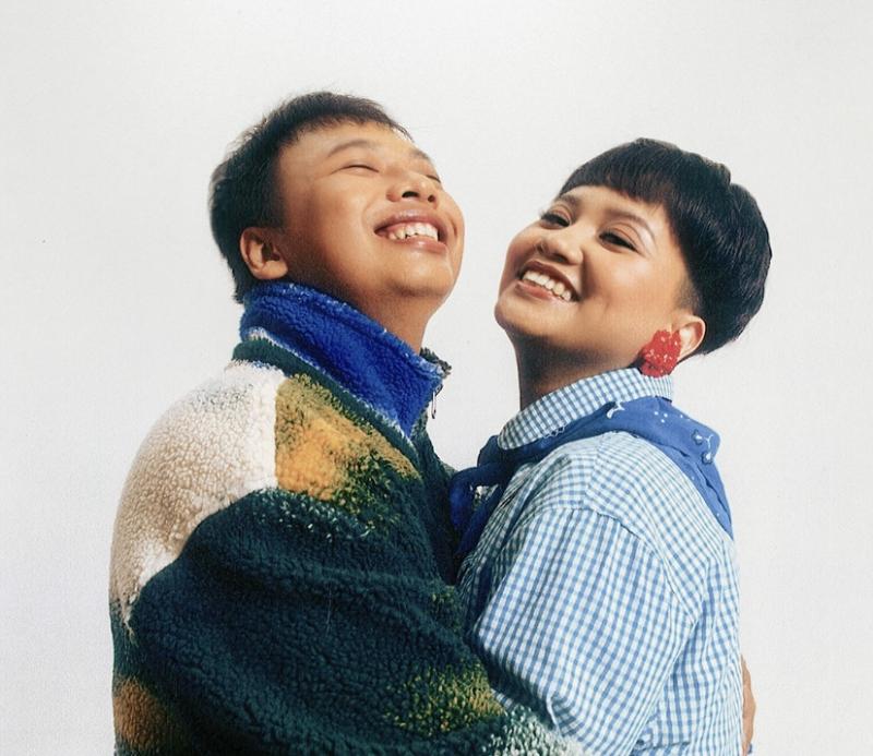 More on Mumbles tampil dengan lagu berjudul "Berdalih," sebagai tanda perilisan album baru. 