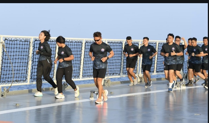 Prajurit TNI AL Satgas Port Visit Mesir 2024 Menjaga Kesehatan dan Kebugaran Fisik di Atas KRI RJW-992