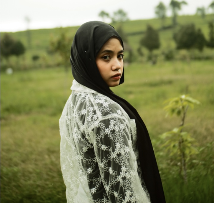 Hanin Dhiya Mengungkapkan Rasa Cinta melalui Lagu `Semoga, Selamanya`Jakarta, 29 Maret 2024 