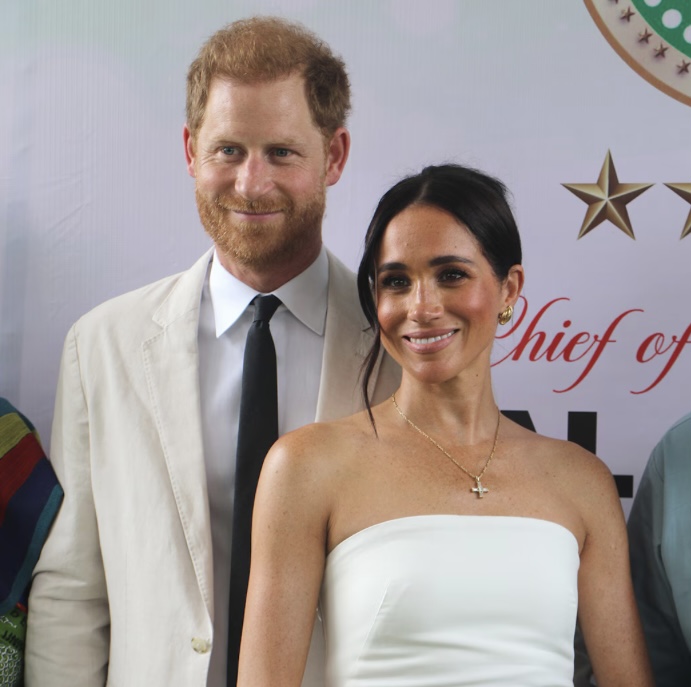 Keluarga Kerajaan Diam-diam Hapus Pernyataan 2016 Pangeran Harry yang Mengonfirmasi Hubungan dengan Meghan Markle dari Situs Web
