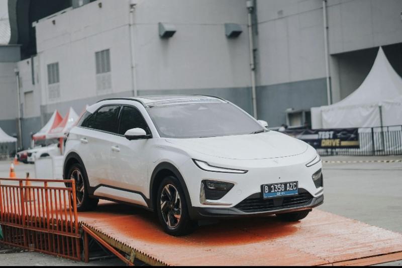 Tips Berkendara Aman dengan Mobil Listrik di Berbagai Kondisi Cuaca