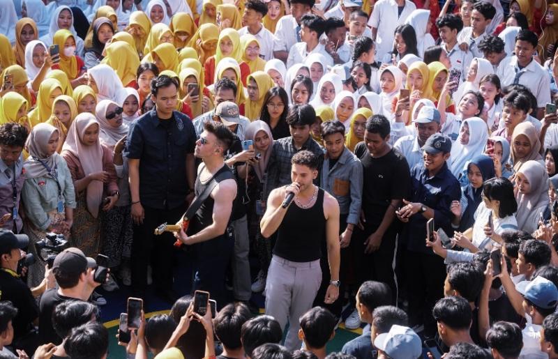 Crash Adams Beri Kejutan Penampilan di SMA Jakarta: Bawakan Lagu Viral dan Lagu Terbaru