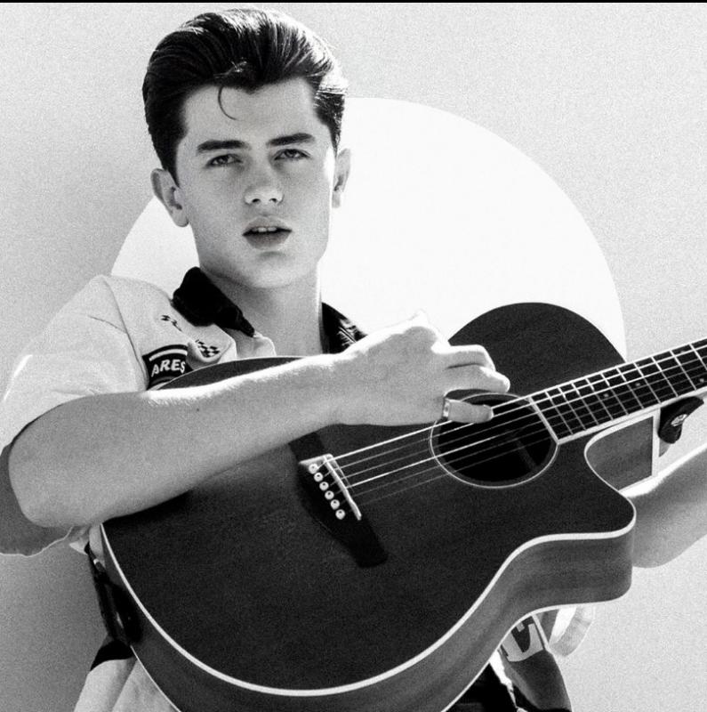 Elliot James Reay, Penyanyi Muda Berbakat Asal Manchester, Raih Popularitas Global dengan Suara Klasik