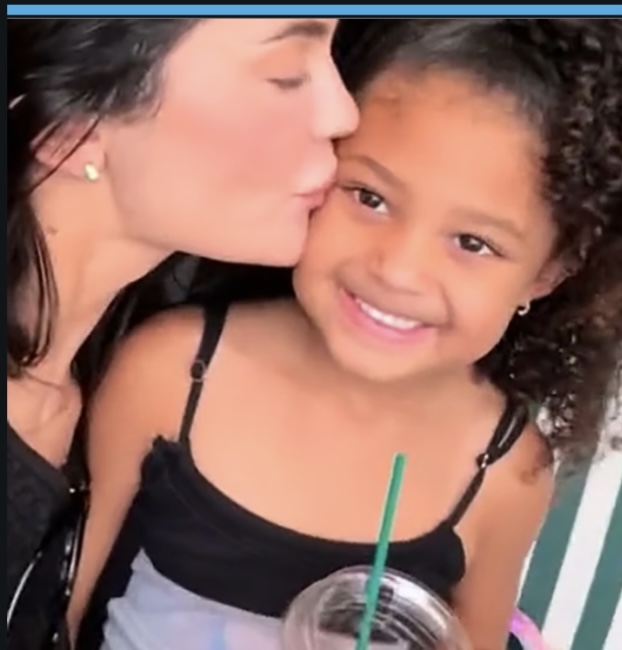Kylie Jenner Tunjukkan Video Kehamilannya kepada Stormi Webster, 7 Tahun Setelah Dirilis