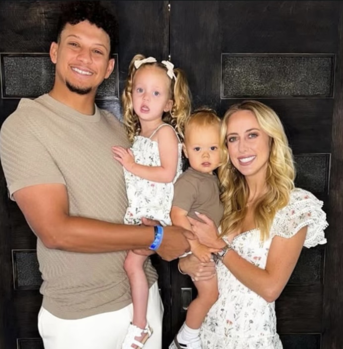 Patrick Mahomes Tampil di Konferensi Pers Bersama Keluarga, Anak-Anak Curi Perhatian