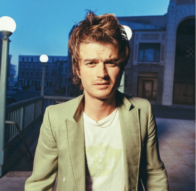  Djo, Proyek Musik Joe Keery, Rilis Single Baru “Basic Being Basic” dan Umumkan Album ‘The Crux’
