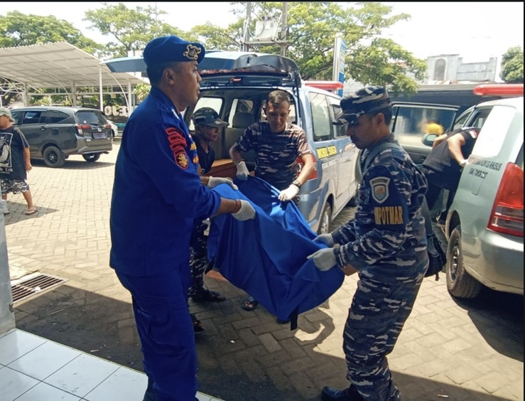  TNI AL Evakuasi Jenazah Pria Tanpa Identitas di Perairan Muncar, Banyuwangi