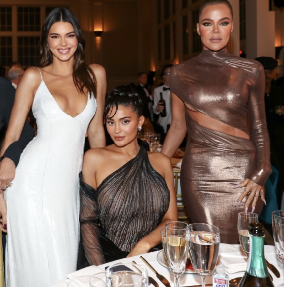  Khloe Kardashian: “Kendall dan Kylie Bukan Saudara Tiri, Mereka Saudara Kandung Saya”