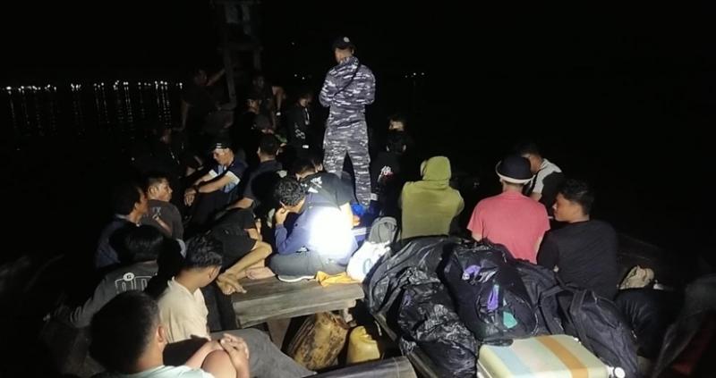 TNI AL Gagalkan Penyelundupan 71 Pekerja Migran Non-Prosedural di Perairan Batubara
