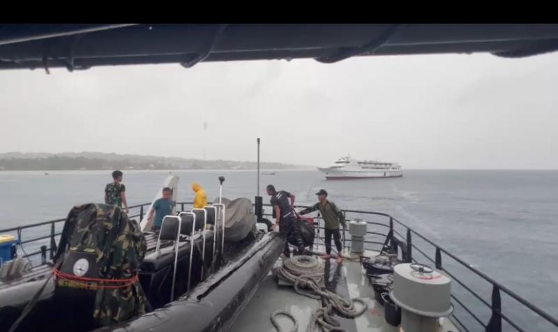 TNI AL Berhasil Evakuasi KMP Teratai Prima 1 yang Mengalami Kerusakan Mesin di Laut Seram