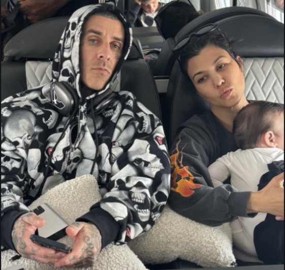 Kourtney Kardashian dan Travis Barker Nikmati Momen Keluarga di Pumpkin Patch Lokal