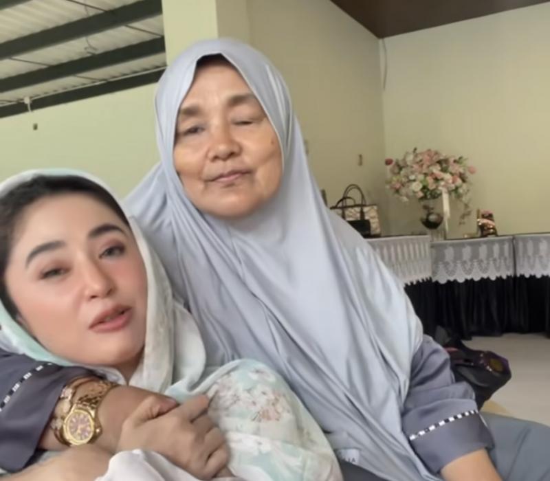 Lebaran Penuh Berkah, Dewi Perssik Rayakan Idulfitri Bersama Keluarga di Jember  dan Berbagi dengan 5.000 Warga