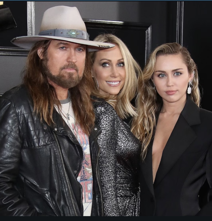  Miley Cyrus Buka Suara Soal Hubungannya dengan Sang Ibu dan Ayah