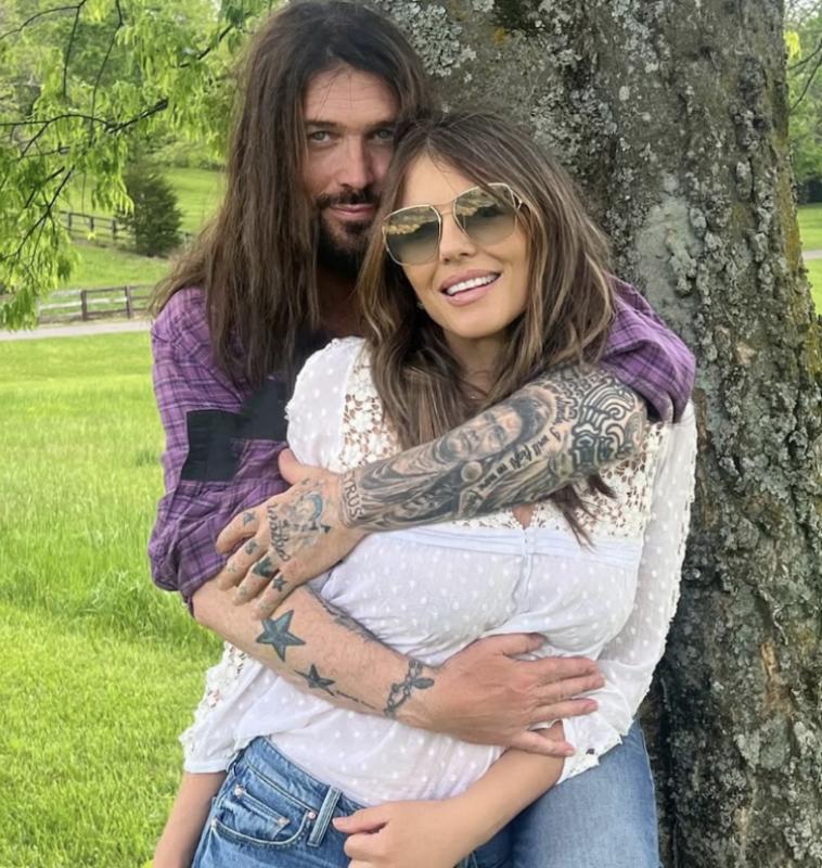 Elizabeth Hurley dan Billy Ray Cyrus Resmi Debut Publik Sebagai Pasangan di Roma