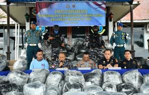  TNI AL dan Bea Cukai Nunukan Gagalkan Penyelundupan 81 Koli Ballpress Ilegal dari Malaysia