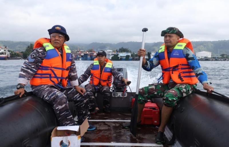 TNI AL Banyuwangi Bantu Evakuasi KMP. Tunu Pratama Jaya yang Tenggelam di Selat Bali, 5 Korban Dinyatakan Meninggal