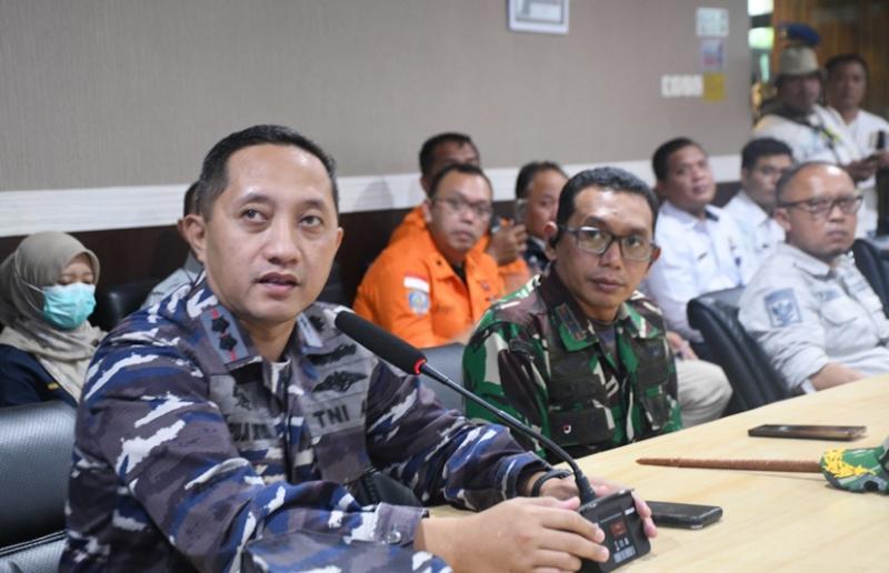 TNI AL Kerahkan KRI dan Pesawat CN-235 untuk Bantu SAR KMP. Tunu Pratama Jaya di Selat Bali
