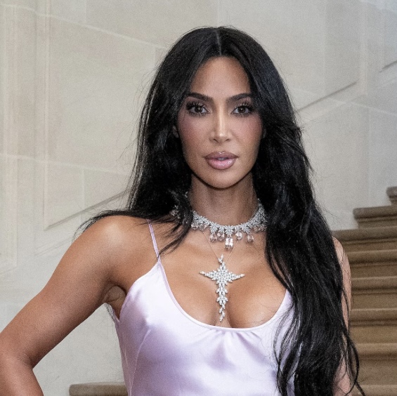 Kim Kardashian Kejutkan Runway Balenciaga di Paris Fashion Week, Kenakan Busana Tribute untuk Elizabeth Taylor