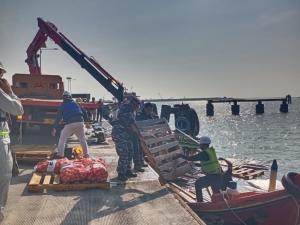 TNI AL Lanal Cirebon Sigap Evakuasi KM. Sinozi yang Tenggelam di Pelabuhan Patimban
