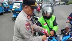 Polsek Tambora Bagikan Ratusan Bendera Merah Putih ke Pengguna Jalan dan Warga Sambut HUT RI ke-80