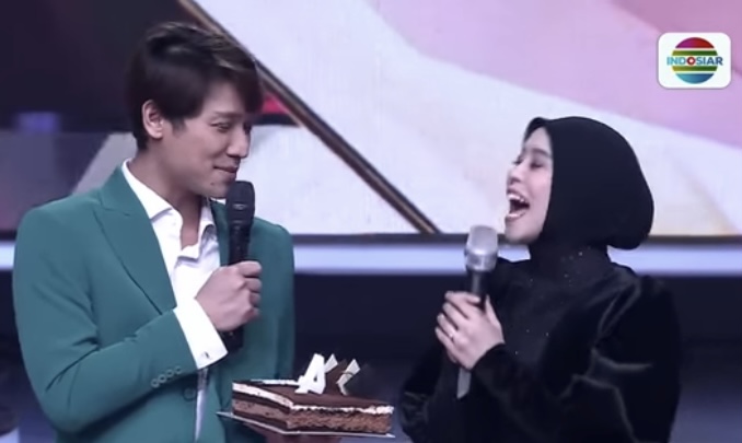 Rizky Billar dan Lesti Rayakan Anniversary ke-4, Dapat Kejutan Manis dari Soimah di Indosiar