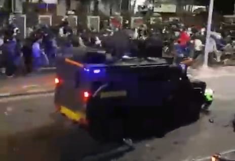  Demo Buruh Ricuh di DPR, Satu Ojol Tewas, Enam Anggota Brimob Jadi Korban