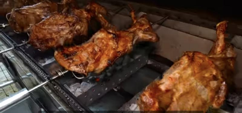 Kuliner Unik: Sensasi Barbeku Paha Domba Utuh dalam Kapsul BBQ Raksasa