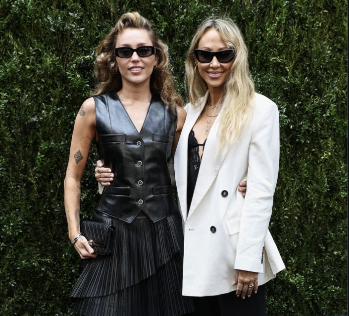  Miley Cyrus Sindir Sang Ibu Tish, Akui Pernah Dapat Nasihat Pacaran yang Keliru