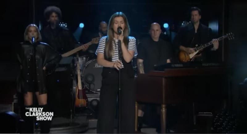 Kelly Clarkson Bawakan “Another One Bites The Dust” dengan Energi Memukau di Segmen Kellyoke