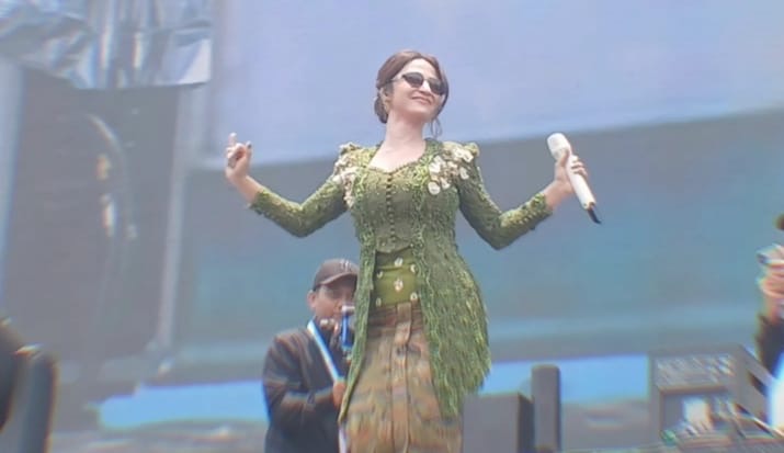  Dewi Perssik Bikin Heboh Panggung HUT ke-80 TNI di Monas, Puluhan Ribu Penonton Terpukau