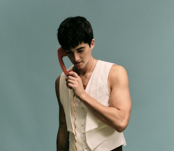 Elijah Woods Rilis Cuplikan Terakhir “I Miss You” Jelang Album Debut ‘Can We Talk?’