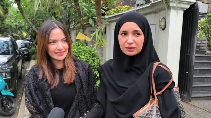 Nia Ramadhani dan Shireen Sungkar Tunjukkan Rasa Duka di Rumah Duka Ibunda Olla Ramlan