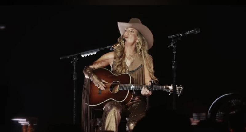  Lainey Wilson Wujudkan Mimpi Besar di Nashville, Buka “Whirlwind World Tour” dengan Emosi dan Energi Panggung 