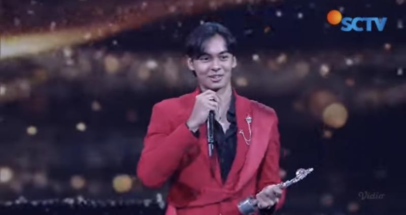  Fattah Syach Persembahkan Piala SCTV Awards 2025 untuk Keluarga, Janji Terus Berkembang di Dunia Akting