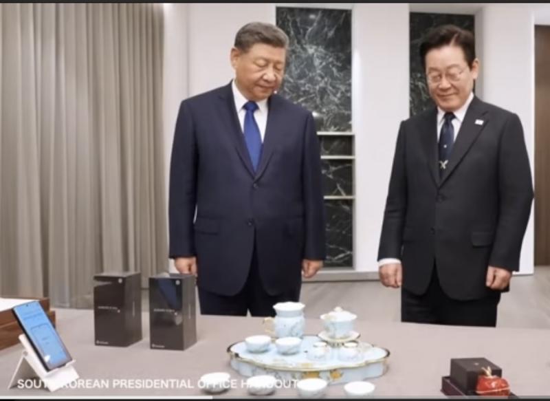 Presiden Xi Jinping Serahkan Smartphone Xiaomi ke Presiden Lee Jae‑Myung dan Gurau soal “Backdoor”