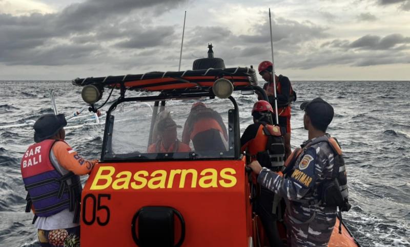  TNI AL Evakuasi Nelayan Selamat dari Terbaliknya Jukung di Perairan Nusa Penida
