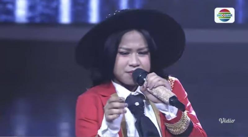 April Bakar Semangat Penonton Lewat Penampilan Energik Lagu “Hitam” di D’Academy 7