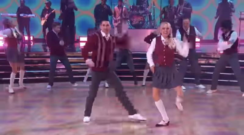  Julianne Hough dan Team Kool Suguhkan Tarian Penuh Energi di “Dancing with the Stars”