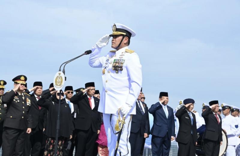  Kasal Pimpin Upacara Hari Pahlawan di Atas KRI Brawijaya-320, Tabur Bunga di Teluk Jakarta Jadi Simbol Penghormatan 