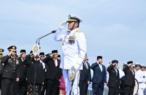  Kasal Pimpin Upacara Hari Pahlawan di Atas KRI Brawijaya-320, Tabur Bunga di Teluk Jakarta Jadi Simbol Penghormatan
