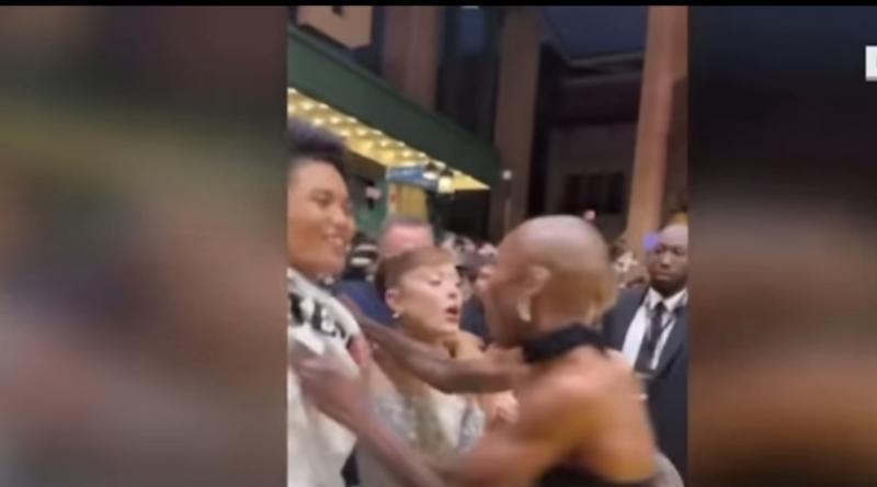 INSIDEN MENGHEBOHKAN DI KARPET MERAH: ARIANA GRANDE DITERJANG PRIA TAK DIKENAL SAAT PREMIERE “WICKED” DI SINGAPURA