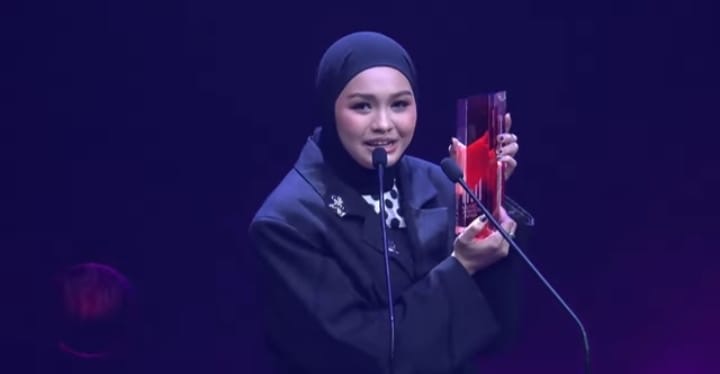 Salma Salsabil Sampaikan Ucapan Haru Saat Terima Penghargaan di AMI Awards 2025