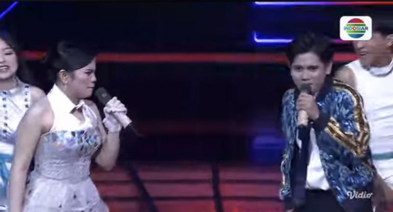  Mutia  dan Valen Tutup Panggung dengan Aksi “Berantem Manja” yang Bikin Penonton Heboh