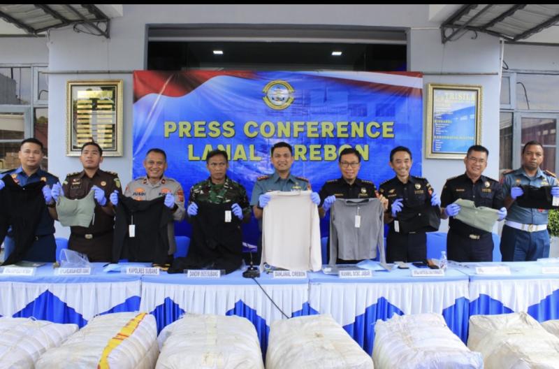  Lanal Cirebon Gagalkan Penyelundupan 41 Ribu Pakaian Olahraga Ilegal Senilai Rp6,1 Miliar di Pelabuhan Patimban