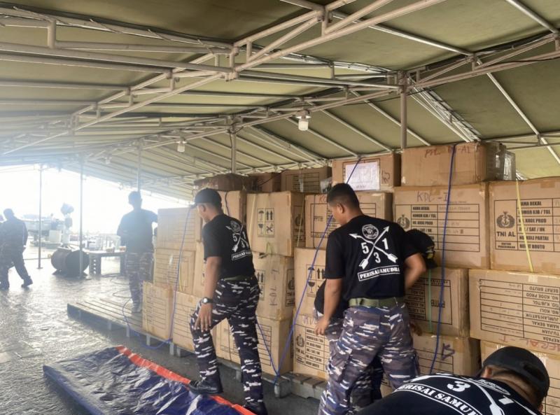 KRI Teluk Gilimanuk (TGK)-531  Bawa Bantuan Banjir, Usai Selesaikan Embarkasi di Belawan