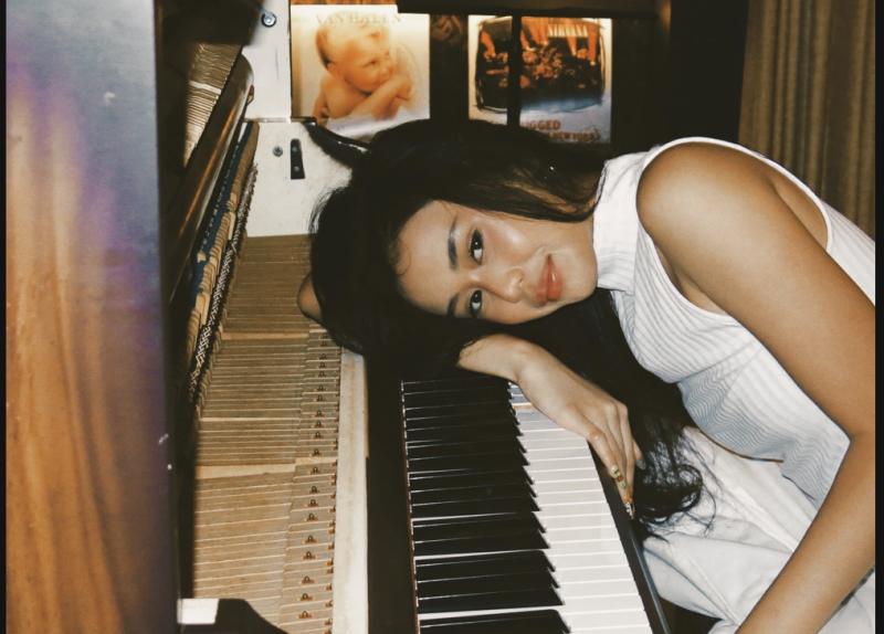 Jeima Aleyya Haudy Rilis Single Debut “16.45”, Perpaduan Jazz–Classical yang Hangat dan Penuh Kenyamanan