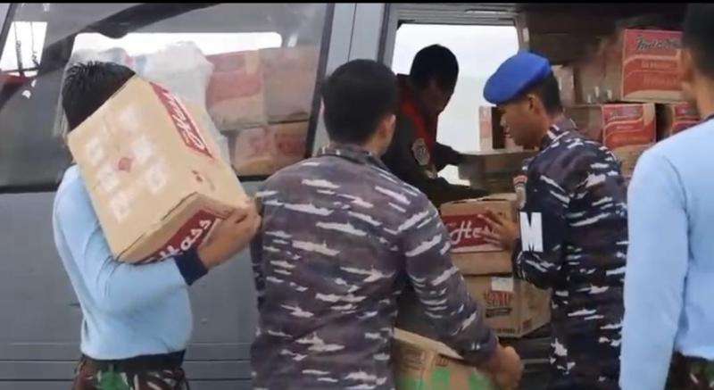  TNI AL Salurkan Bantuan Logistik Udara ke Wilayah Terisolir di Aceh